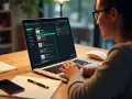 Kobieta w okularach pracuje na laptopie z otwartym Spotify.