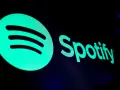 Logo Spotify na ciemnym tle.