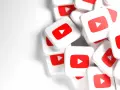 Stos białych kwadratowych ikon YouTube z czerwonym przyciskiem odtwarzania.