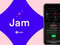 Telefon z aplikacją Spotify, na którym widać opcję dołączenia do "Jam" znajomych.