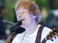 Ed Sheeran grający na gitarze podczas deszczu.