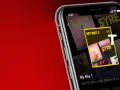 Smartfon z aplikacją muzyczną Tidal, wyświetlającą playlistę "My Mix 1" i okładki albumów.