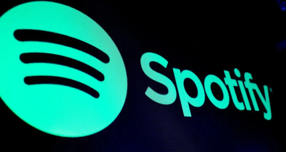 Logo Spotify na ciemnym tle.