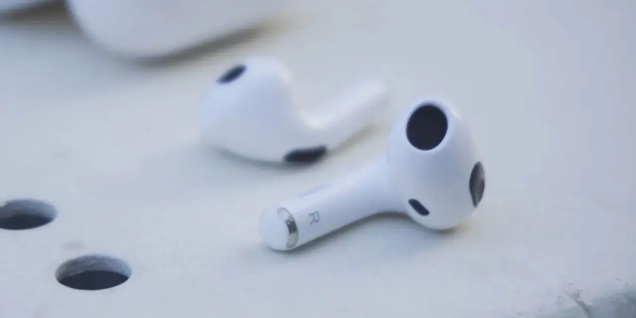 Jak włączyć AirPods bez etui? Oto, co musisz wiedzieć