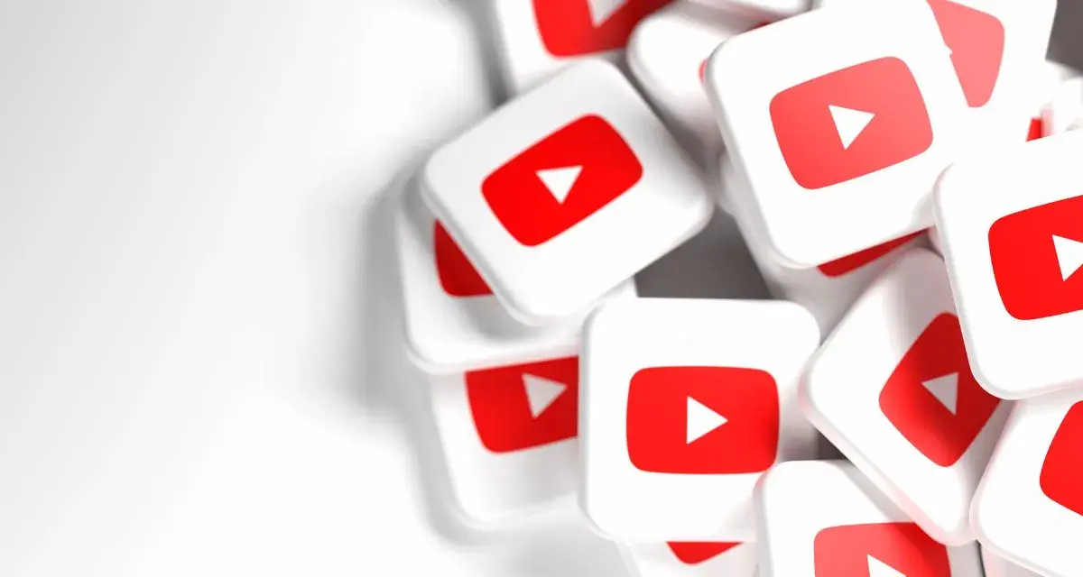 Stos białych kwadratowych ikon YouTube z czerwonym przyciskiem odtwarzania.