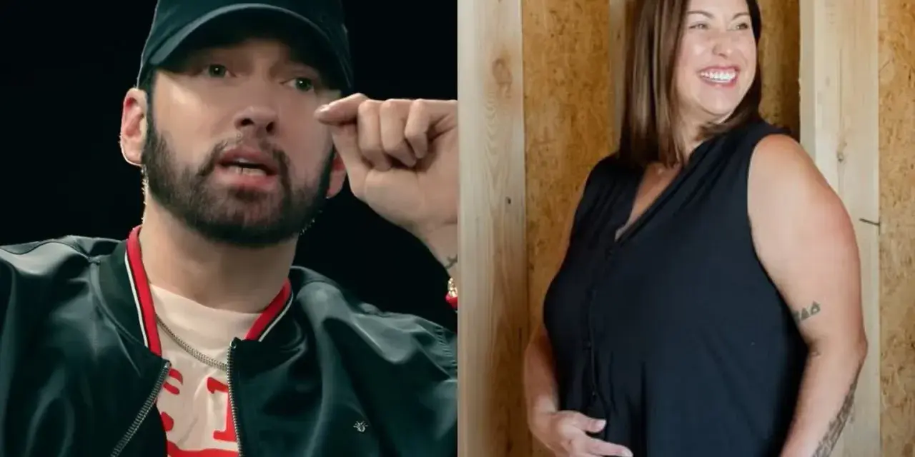Eminem w czapce i czarnej kurtce obok uśmiechniętej kobiety w czarnej bluzce.
