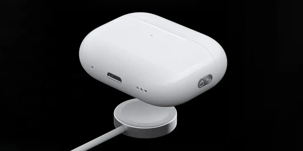 Białe etui AirPods na ładowarce bezprzewodowej.