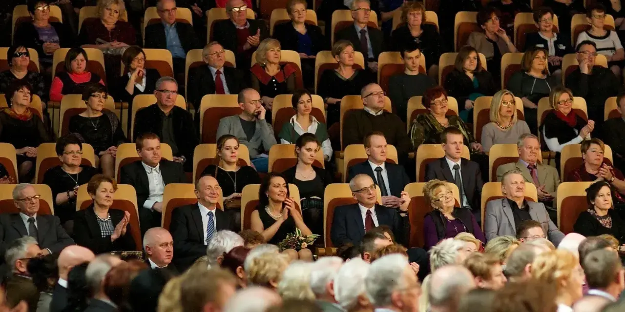 Jak ubrać się na koncert muzyki filmowej, by nie popełnić faux pas