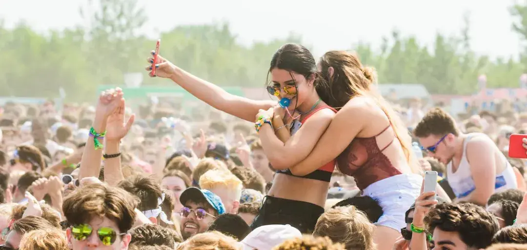 Jak ubrać się na koncert popowy, by czuć się komfortowo i stylowo