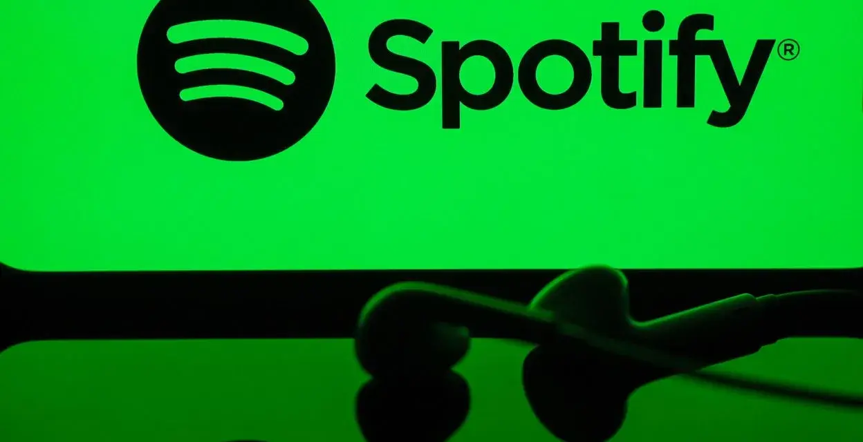 Spotify odtwarza losowo? Poznaj przyczyny i odzyskaj kontrolę