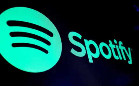 Logo Spotify na ciemnym tle.