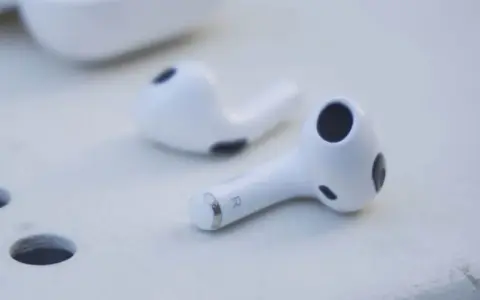 Jak włączyć AirPods bez etui? Oto, co musisz wiedzieć
