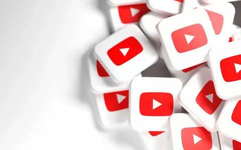 Stos białych kwadratowych ikon YouTube z czerwonym przyciskiem odtwarzania.