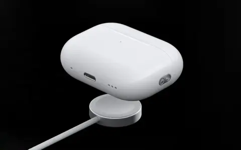 Białe etui AirPods na ładowarce bezprzewodowej.