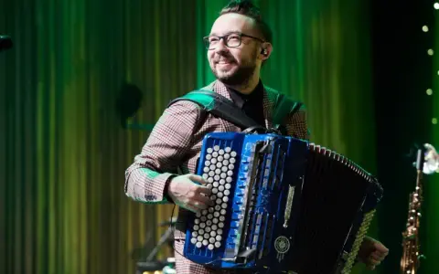 Ile kosztuje koncert Enej? Sprawdź, co wpływa na cenę występu
