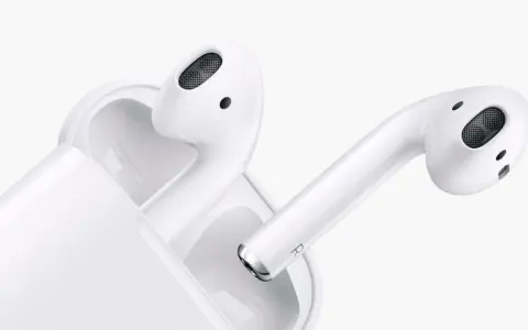 Białe słuchawki AirPods z etui ładującym na białym tle.