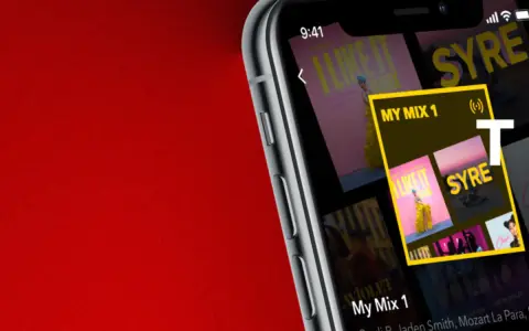 Smartfon z aplikacją muzyczną Tidal, wyświetlającą playlistę "My Mix 1" i okładki albumów.