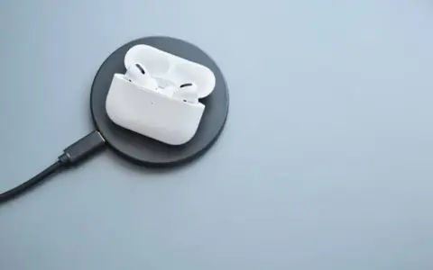 Czy AirPods można ładować bezprzewodowo? Sprawdź, jak to zrobić!