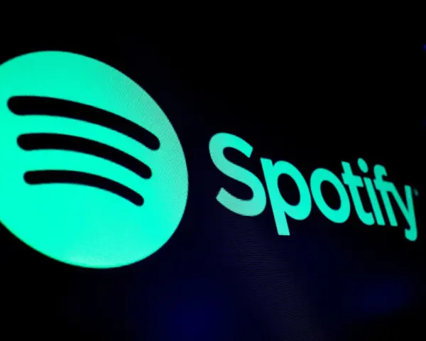 Logo Spotify na ciemnym tle.