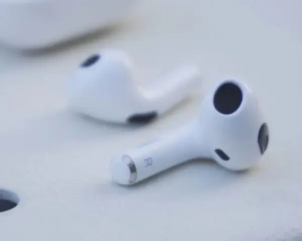 Jak włączyć AirPods bez etui? Oto, co musisz wiedzieć