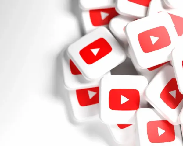 Stos białych kwadratowych ikon YouTube z czerwonym przyciskiem odtwarzania.