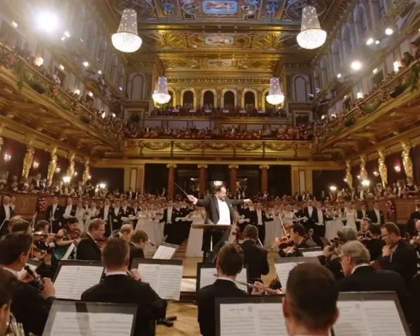 Gdzie odbywa się koncert noworoczny w Wiedniu? Odkryj Złotą Salę