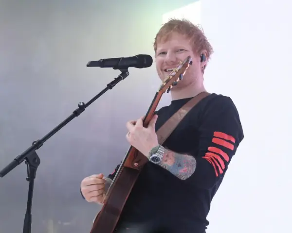 Ile trwa koncert Ed Sheerana w Warszawie? Sprawdź czas trwania!