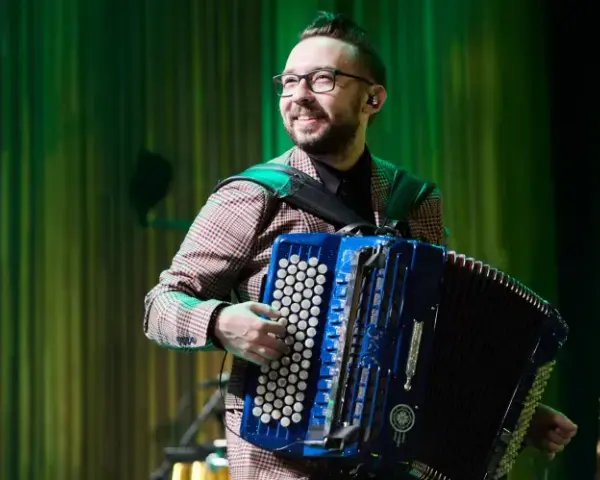 Ile kosztuje koncert Enej? Sprawdź, co wpływa na cenę występu