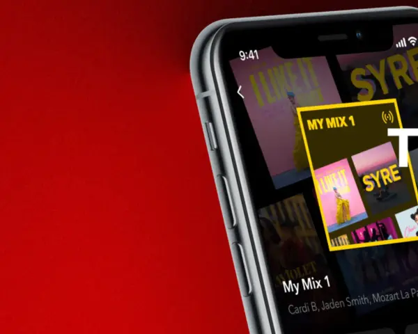 Smartfon z aplikacją muzyczną Tidal, wyświetlającą playlistę "My Mix 1" i okładki albumów.