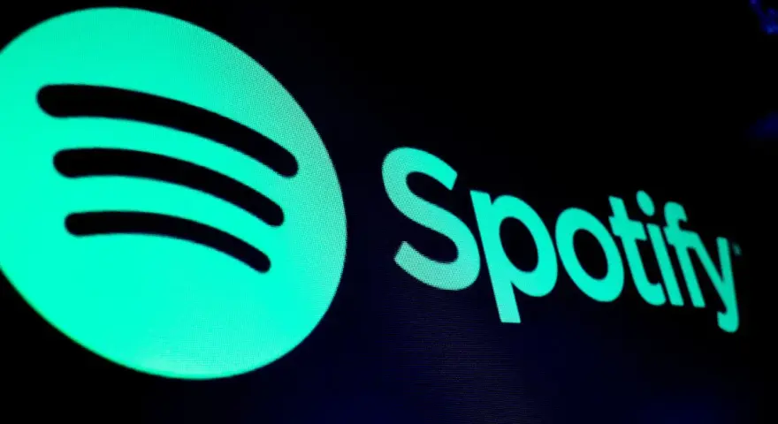 Logo Spotify na ciemnym tle.