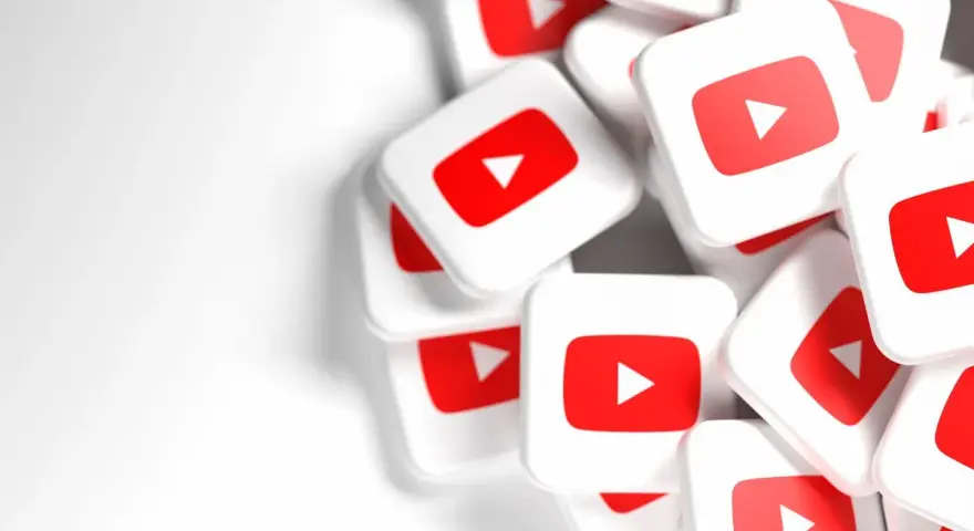 Stos białych kwadratowych ikon YouTube z czerwonym przyciskiem odtwarzania.