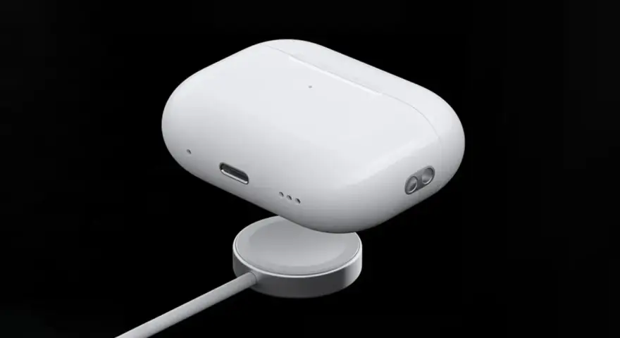 Białe etui AirPods na ładowarce bezprzewodowej.