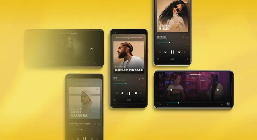 Pięć smartfonów z interfejsem aplikacji muzycznej Tidal na żółtym tle.