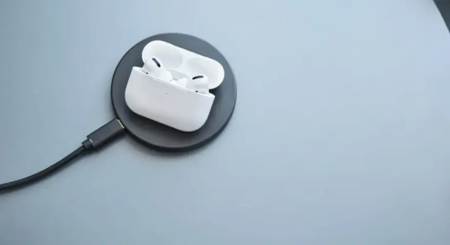 Czy AirPods można ładować bezprzewodowo? Sprawdź, jak to zrobić!