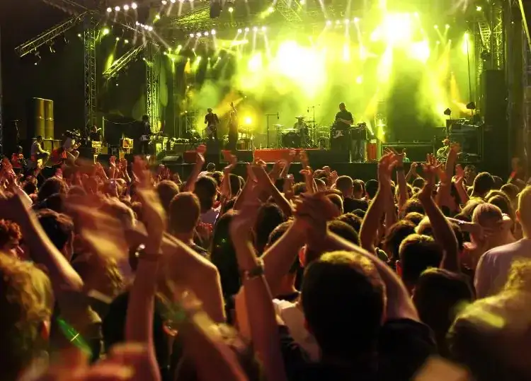 Zdjęcie Ile trwa koncert problemu? Poznaj czas trwania i ważne szczegóły